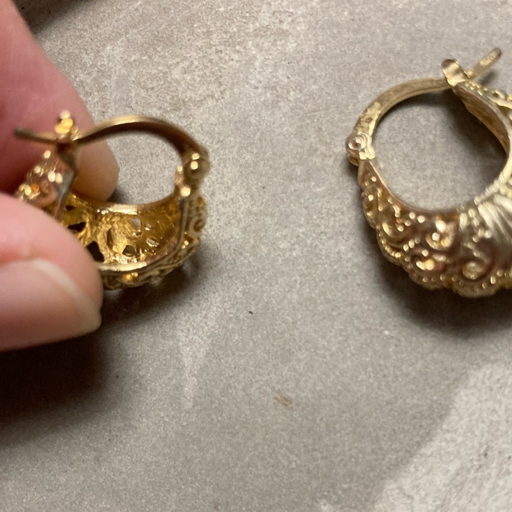 Elegant Vintage Hoop Earrings - Picture 3 of 4